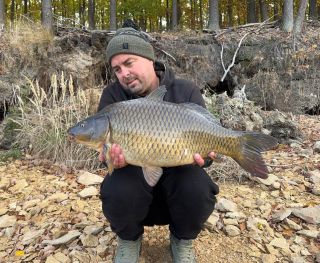 Krásných pár chvil u vody absolutně bez lidí 😍😍 V dnešní době téměř nemožné, ale klaplo to 🍀 Kapříků jsem pochytal...