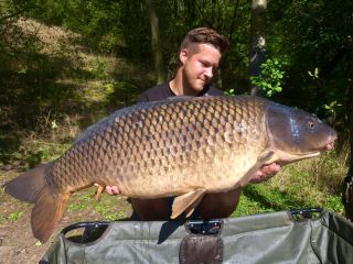 Radkův neskutečný šupík s váhou 26kg ze zatopeného lomu, kterého chytil jen 2m od břehu👌👌👌 Gratulka 👏👏👏 #carpsonbaits...