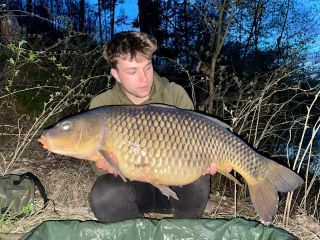 Parádní šupík z naší těžké přehrady pro Kubu 🐟🐟 Gratulace 👏👏👏 #carpsonbaits #boiliesztřebíče #CB3 #cbrodina #kapřijenomkapři